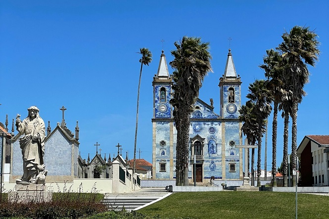 Traditional moliceiro boat cruise in Aveiro
